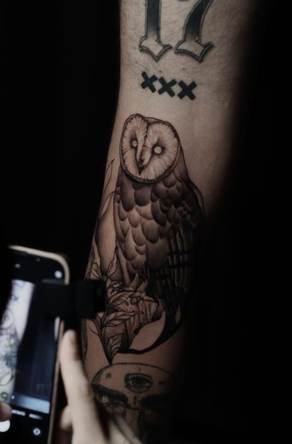 Tatuaje de búho en el brazo
