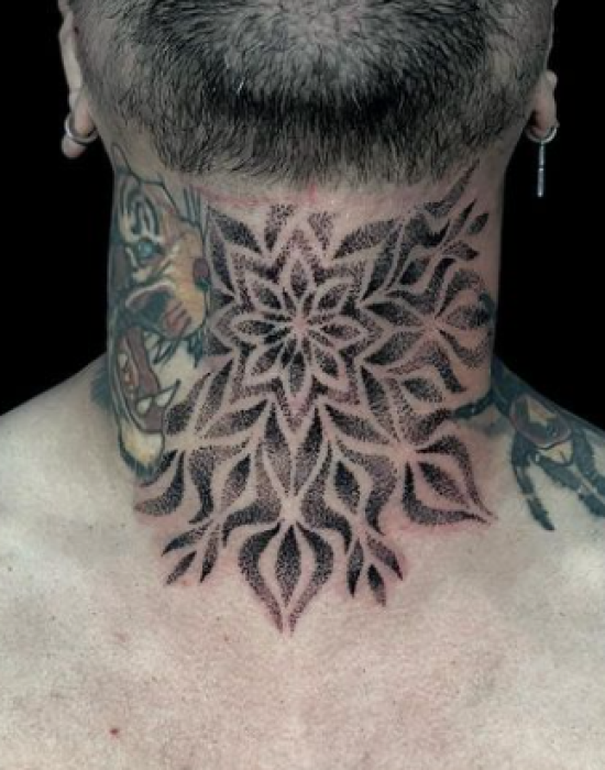 Mandala en el cuello